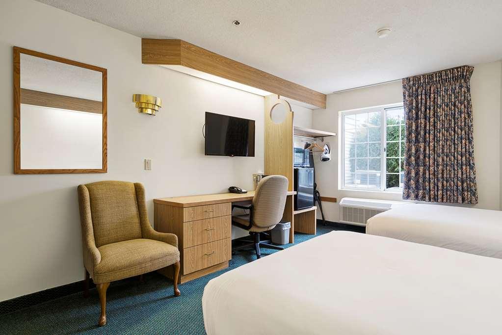 Charlevoix Inn & Suites Surestay Collection By Best Western Bilik gambar